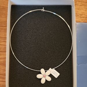 Elegant Silver Daisy Necklace